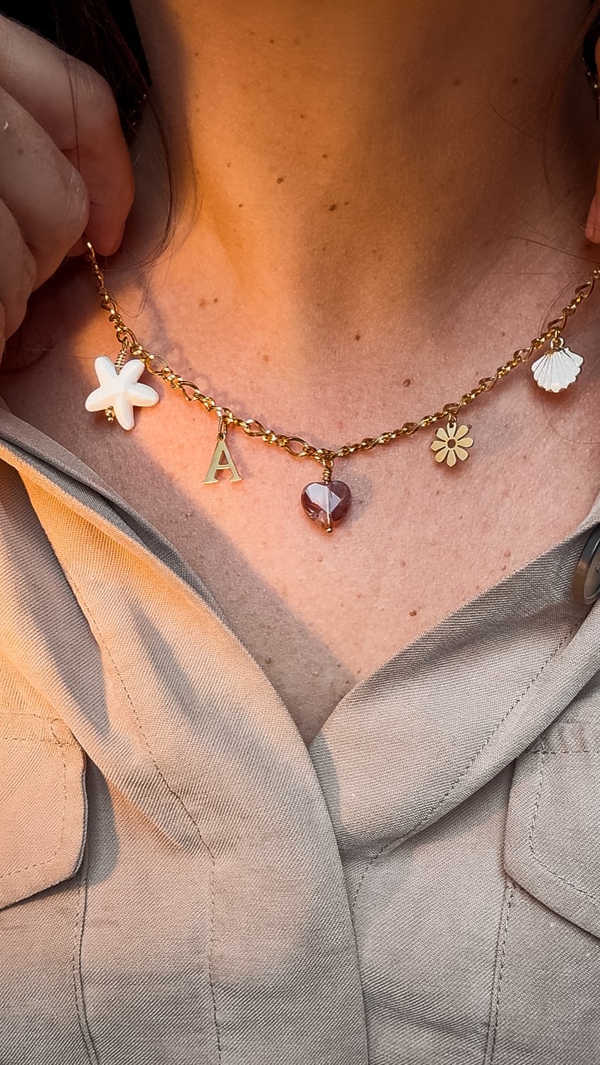 Savais-tu que ton collier Gris Gris peut être 100 % à ton image ?

Tu choisis ta chaîne, et parmi un large choix de Gris Gris, tu composes ton bijou unique 💫

Signes astro, lettres, pierres de naissance, fleurs de naissance… tout est possible ! 💥
Que tu sois plutôt énergétique, symbolique ou ultra tendance, ton collier devient ton porte-bonheur personnalisé.