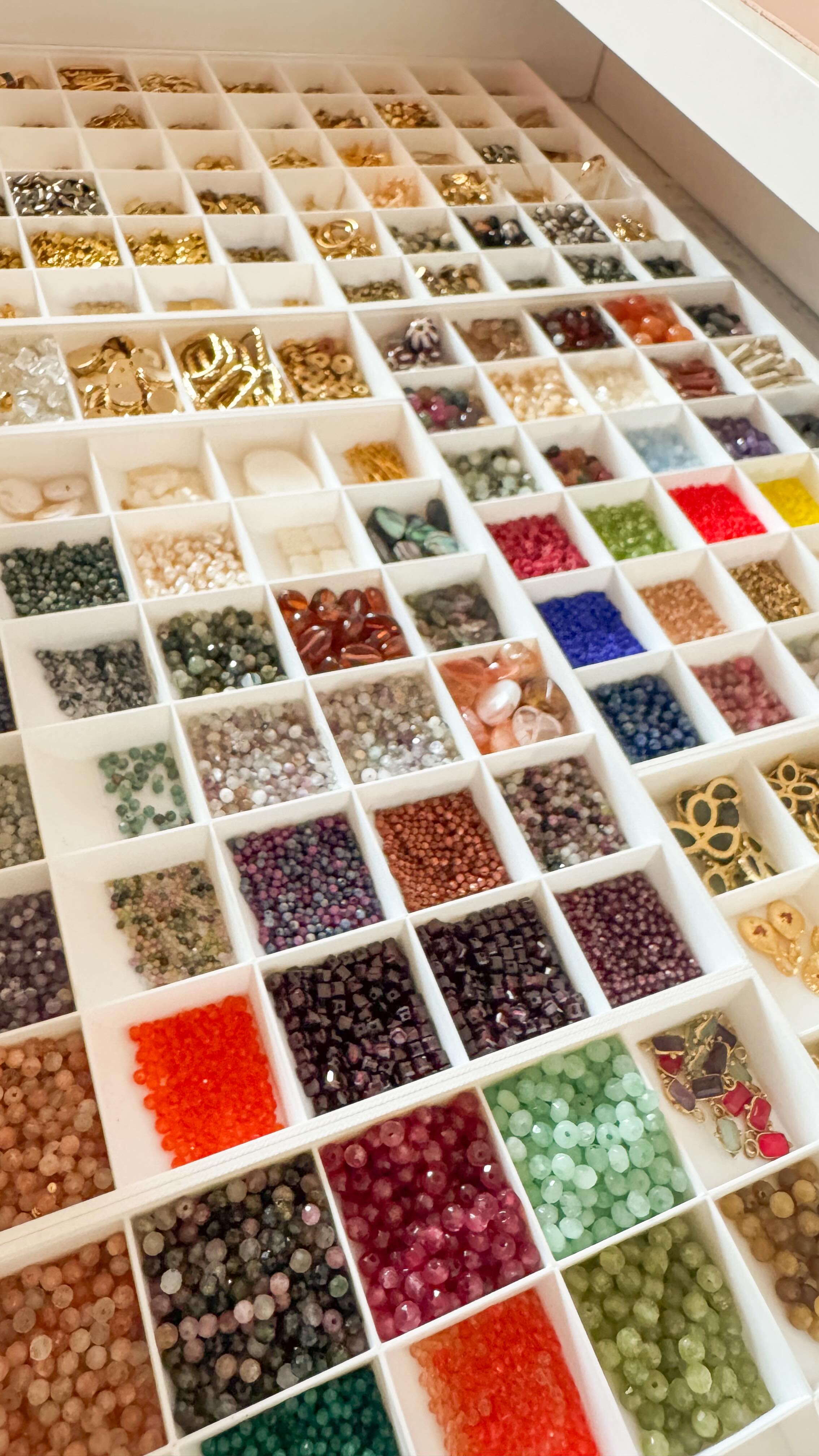 Dans les coulisses de ma marque de bijoux. 
Éditions rangement ☺️