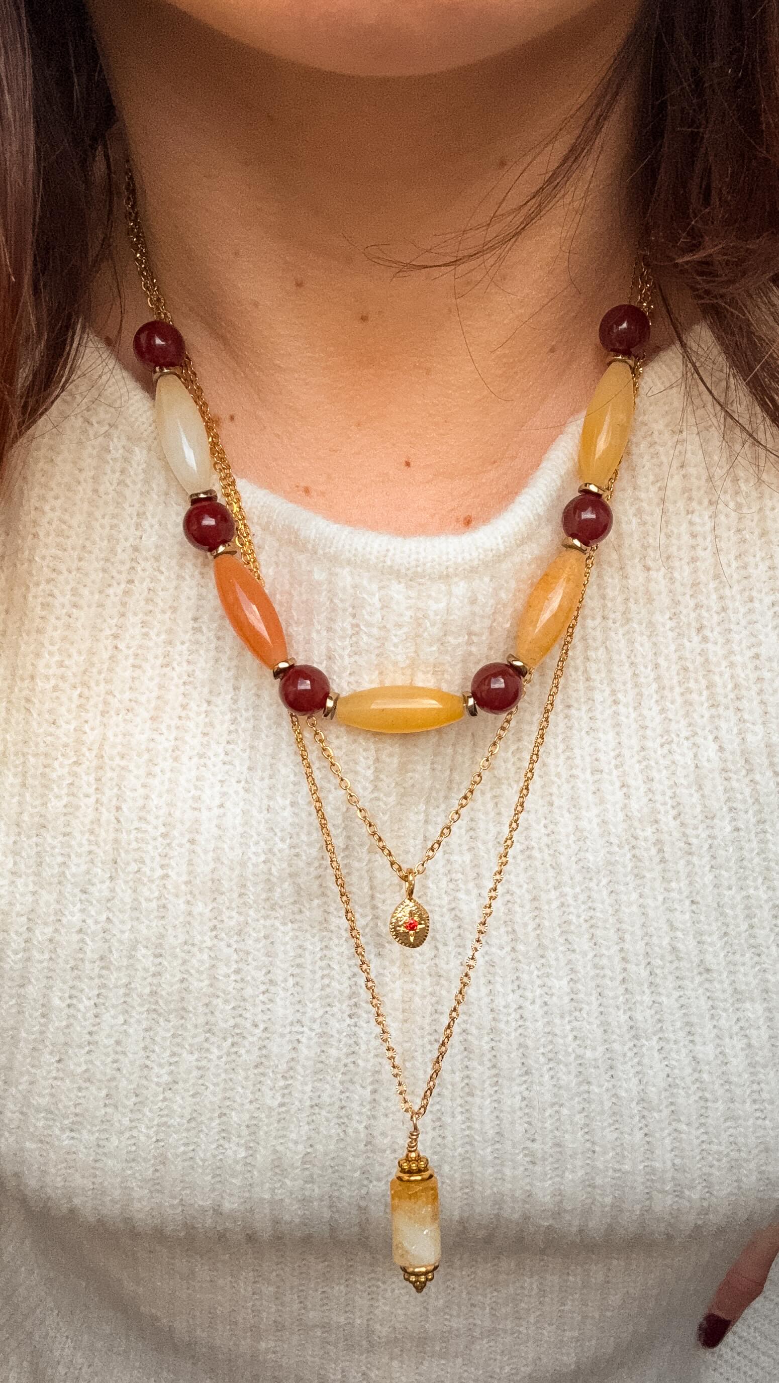 Accumulation de 3 colliers que j’adore : 
• collier Callista 
• collier Neva 
• collier Talisman (citrine)