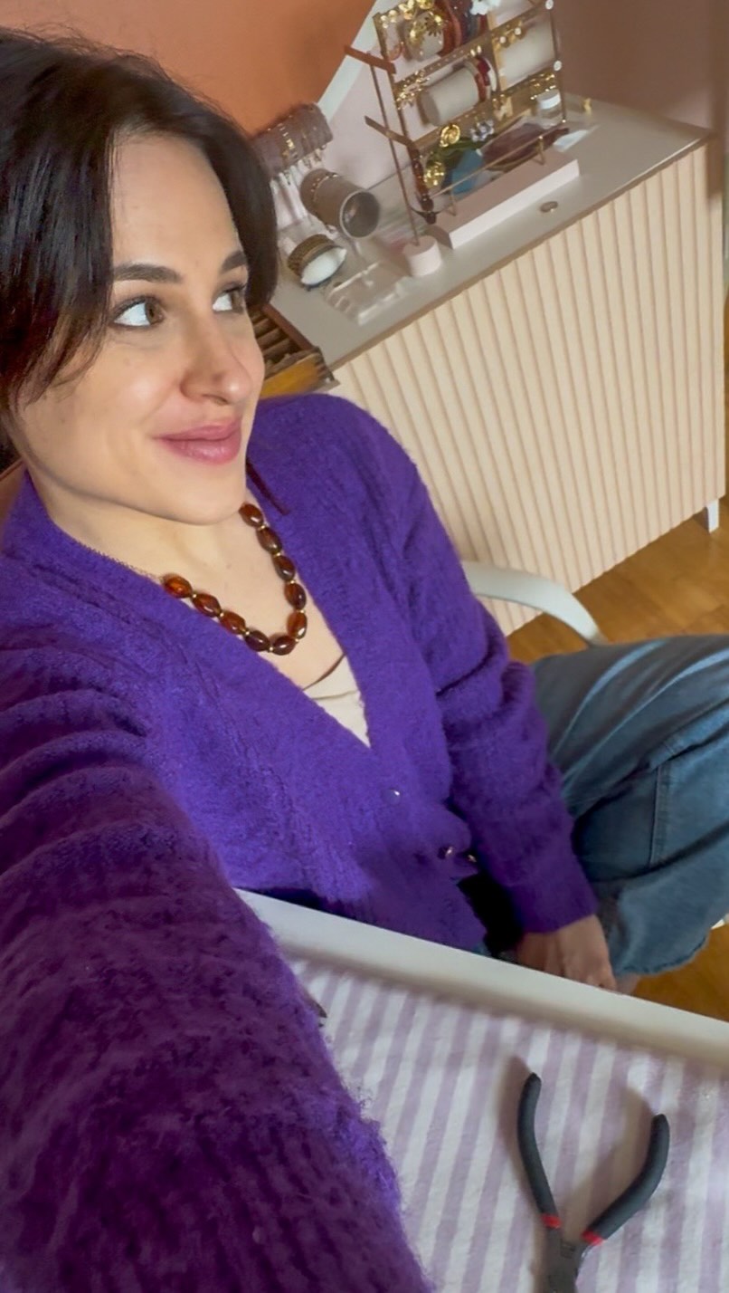 • “Fais de l’argenté, ça se vend plus.”
• “Fais aussi pour les enfants, tu élargiras.”
• “Baisse tes prix, ça partira plus vite.”
• “Fais du très haut de gamme aussi, pour toucher les riches.”
• “Suis les tendances sur les réseaux et fais des danses TikTok.”
• “Arrête les pierres de naissance, c’est trop spécifique.”
• “Ne parle pas de ta vie et de ta famille, ça ferme des portes.”
• “Fais des promos tous les mois.”
• “Ajoute plein de modèles, il faut du choix.”
• “Change de style régulièrement.”
• “Teste tous les marchés : mariage, enfants, ado, bohème, luxe…”
• “Diversifie-toi : sacs, accessoires, bougies…”

Vouloir plaire et toucher tout le monde, c’est souvent vendre à n’importe qui. Et parfois même … ne pas vendre du tout.

Moi, je ne veux pas juste créer des bijoux.
Je crée des bijoux fins, délicats, remplis de sens.
Des bijoux que vous portez tous les jours.
Qui résistent à la vraie vie.
Que vous portez comme des talismans.

Des bijoux qui vous rappellent vos proches, vos enfants, une histoire particulière.

Je veux créer des pièces intemporelles, symboliques,
que vous garderez des années. 🦋🎀✨