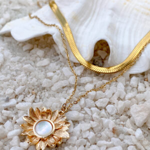 Collier avec une chaîne en acier inoxydable réglable, d’un médaillon fleur de tournesol dont son coeur est en nacre blanche