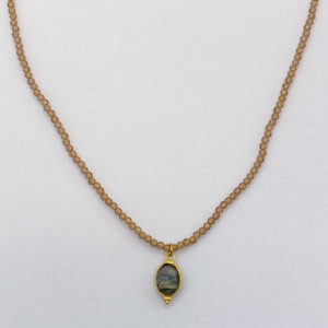 Collier court composé de perles de quartz fumé et d'une labradorite, collier de protection