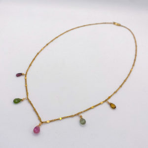 Collier en acier inoxydable avec détails et 5 tourmalines melon. Résistant à l'eau grâce à l'acier inoxydable. Ne noircit pas, fin, élégant.