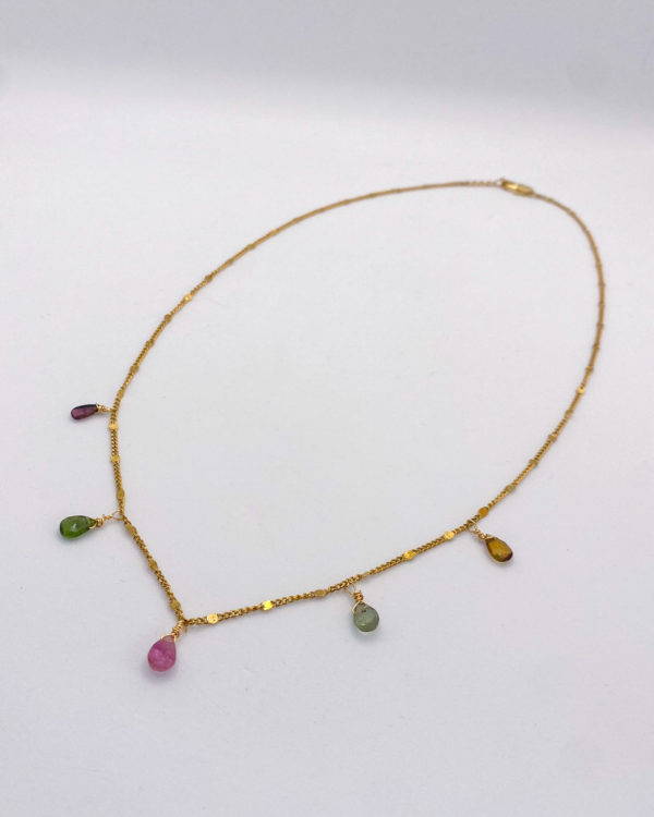 Collier en acier inoxydable avec détails et 5 tourmalines melon. Résistant à l'eau grâce à l'acier inoxydable. Ne noircit pas, fin, élégant.
