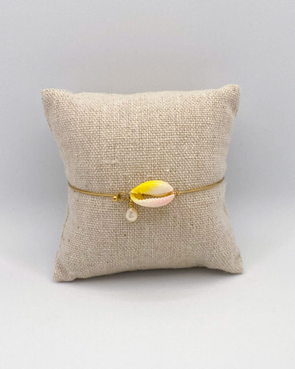 Collier composé d'un coquillage Cauri et d'une pierre de culture résistant à l'eau