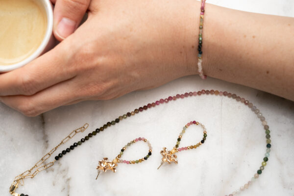Bijoux colorés de la collection éros en acier inoxydable et de perles de tourmalines melon