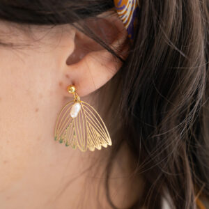 paire de boucles d’oreilles en acier inoxydable, élégante, composées d’une imposante tulipe en acier inoxydable et d’une perle de culture d’eau douce