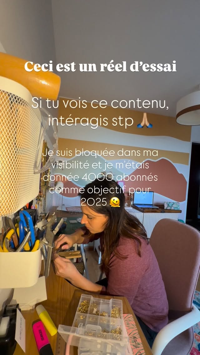 Kikou les nouveaux,
Moi c’est Anaïs et je crée avec amour tous vos bijoux dans mon atelier. 
Mon produit phare ? : les bracelets de famille pierres de naissance & aussi pleins de pièces colorées et précieuses. Viens faire un tour sur mon compte, tu verras je suis sympa 😝
Promis je viendrais donner du love à ton contenu en retour 🫶🏼