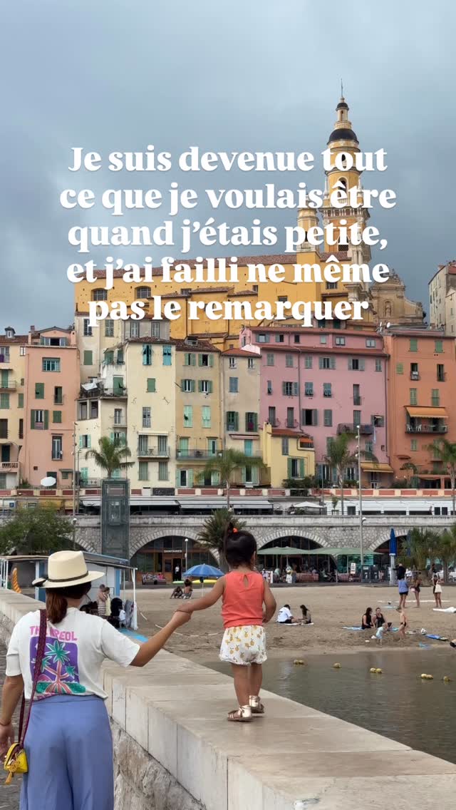Un jour, j’ai lu une phrase qui disait :
« How silly of me rushing through the life I always dreamt of. » (En français on dirait « Comme c’est bête de ma part de traverser à toute vitesse la vie dont j’ai toujours rêvé.”)

Et cette phrase m’a mis une énorme claque. Personnellement, je cours souvent après plus de réussite, plus de visibilité, et tellement d’autres choses… mais je ne passe pas assez de temps à contempler tous ces objectifs de vie que j’ai déjà atteints.

En 2026, je travaillerai davantage ma gratitude. 🙏🏼
Et toi, est-ce que cette phrase t’impacte autant que moi ?