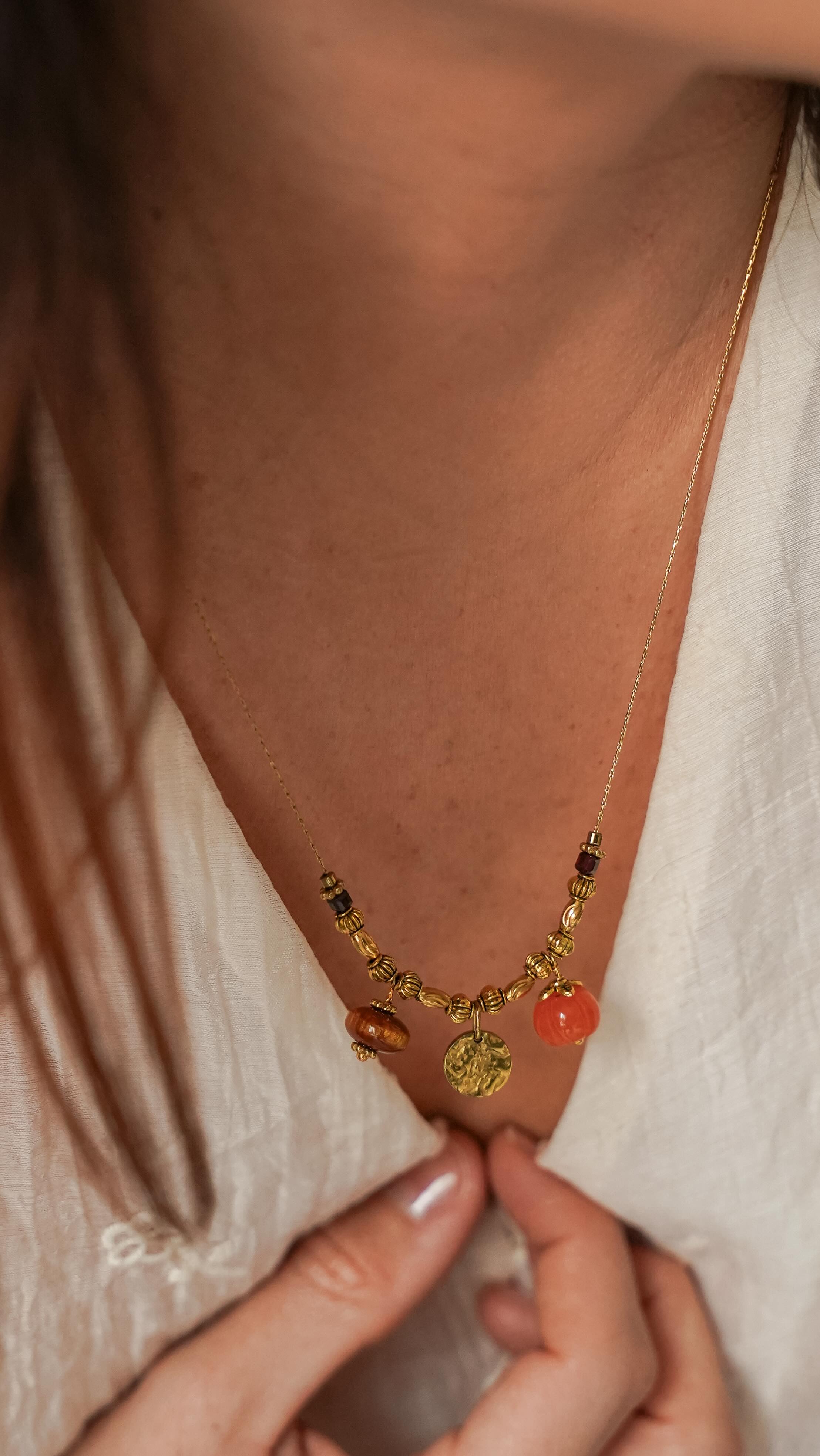 Incroyable commande ✨
Léana a choisit la bague martelée Cléo, le bracelet de famille pierres de naissance (janvier août février) pour porter avec elle ceux qu’elle aime au quotidien, les boucles d’oreilles Ysaé tellement canons avec leurs nacres blanche, le collier Rayah, les créoles interchangeables Flora et le magnifique collier Gaïa avec toutes ses petites pampilles précieuses !