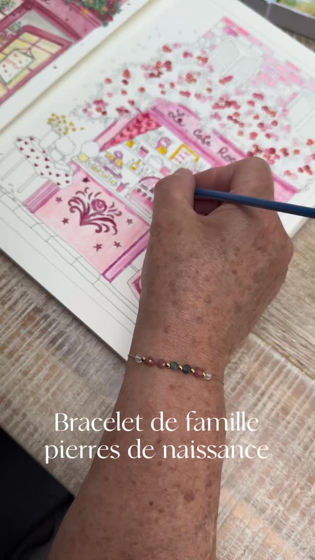 Laisse moi te raconter l’histoire de ce bijou …
Pour son anniversaire, j’ai crée ce bracelet de famille Pierres de naissance à ma maman. 
J’y ai fais apparaître les pierres de ses trois filles, la sienne au milieu, puis celles de ses trois petites filles. 

Vous me demandez souvent comment positionner l’ordre des pierres. 

Je vous répond alors qu’il n’y a pas de règle : ça peut être par ordre d’âge. Sinon j’aime entourer les pierres des enfants de celles des parents. On peut faire apparaître également les petits enfants comme je l’ai fais. Même les animaux de la famille peuvent avoir leur place sur ce bijou !
L’idée est d’offrir une pièce unique qui va marquer la personne; il s’agit un cadeau avec beaucoup de symbolique émotionnelle.