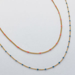 Collier très fin et discret, doré avec des mini perles en résine bleue. Ne noircit pas grâce à l'acier inoxydable qui résiste à l'eau.