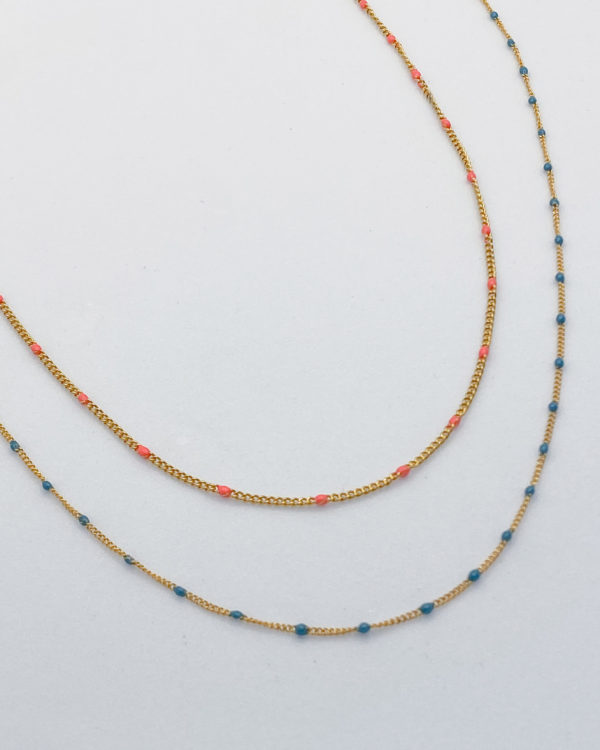 Collier très fin et discret, doré avec des mini perles en résine bleue. Ne noircit pas grâce à l'acier inoxydable qui résiste à l'eau.