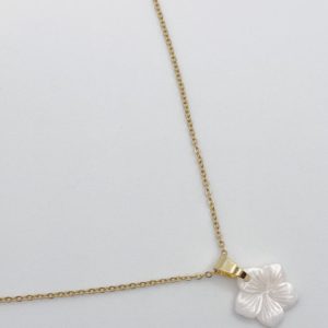 Collier élégant composé d'une chaîne en acier inoxydable réglable et d'un pendentif en nacre blanche. Ne noircit pas.