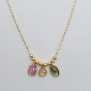 Collier élégant en plaqué or et trois pendentifs de tourmalines melon d'eau, toutes en transparence. Très élégant, chic, résiste à l'eau.