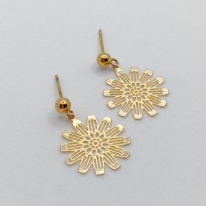 Paire de boucles d’oreilles fleurs. Clou en acier inoxydable doré. Résistant à l'eau, ne noircit pas, fines et légères.
