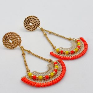 Paire de boucles d’oreilles pendantes estivales. Doré brillant, coloré, résiste à l'eau grâce à la dorure d'or fin, élégante.