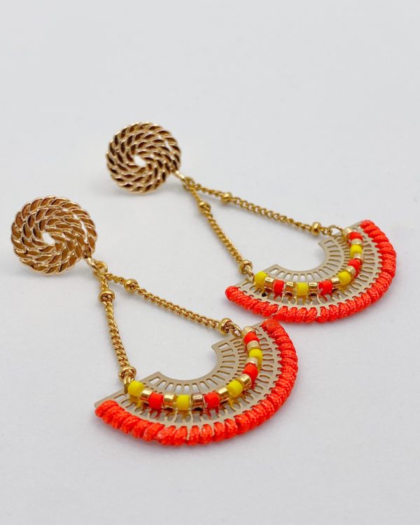 Paire de boucles d’oreilles pendantes estivales. Doré brillant, coloré, résiste à l'eau grâce à la dorure d'or fin, élégante.