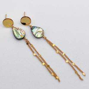 Paires de boucles d'oreilles pendantes avec deux perles de nacre abalones en forme de gouttes, et de chaines pendantes. Résistantes à l'eau.