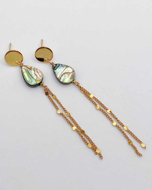Paires de boucles d'oreilles pendantes avec deux perles de nacre abalones en forme de gouttes, et de chaines pendantes. Résistantes à l'eau.