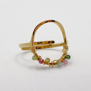 Bague en acier inoxydable et réglable tissées de perles de tourmalines. Résiste à l'eau et ne noircit pas, colorée, élégante.
