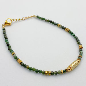 Bracelet fin avec perles de jaspe africain et détails dorés. A porté seul ou en accumulation. Le jaspe africain est la pierre de l'évolution.