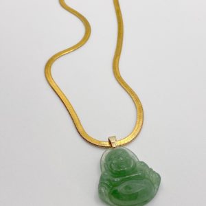 Collier plat en acier inoxydable avec un pendentif Bouddha en aventurine verte.L'aventurine est la pierre de l'abondance, et de la chance.