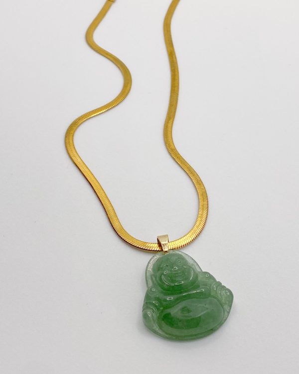 Collier plat en acier inoxydable avec un pendentif Bouddha en aventurine verte.L'aventurine est la pierre de l'abondance, et de la chance.