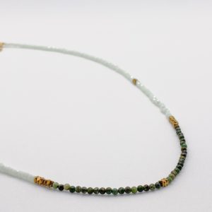 Ras de cou fait main avec des perles de jaspe africain et perles de verre. Fin, discret et élégant, résiste à l'eau
