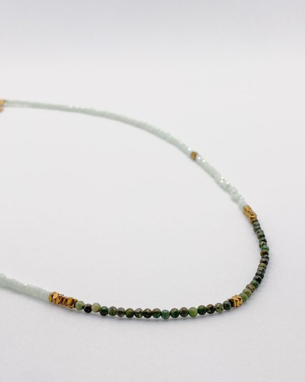 Ras de cou fait main avec des perles de jaspe africain et perles de verre. Fin, discret et élégant, résiste à l'eau