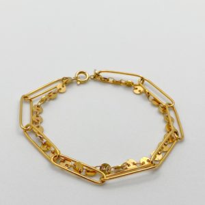 Bracelet doré, composé de deux chaînes différentes. A porter seul ou en accumulation. Résistant à l'eau grâce à l'acier inoxydable.