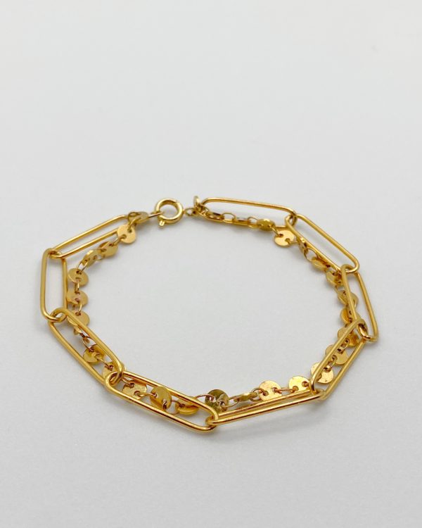 Bracelet doré, composé de deux chaînes différentes. A porter seul ou en accumulation. Résistant à l'eau grâce à l'acier inoxydable.