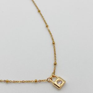 Collier court et élégant composé d'une chaîne en acier inoxydable et billes et d'un petit cadenas avec strass Swarovski. Ne noircit pas.