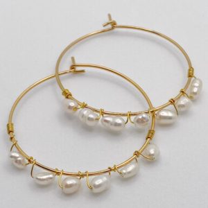 Paire de créoles montées de perles de culture d'eau douce. Résiste à l'eau grâce à l'acier inoxydable, élégante.
