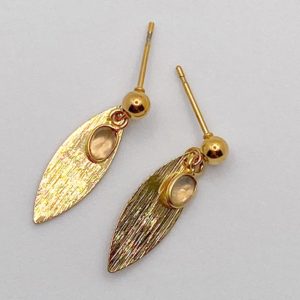 Paire de boucles d'oreilles avec une pierre d'agate grise. Ne noircit pas grâce à l'acier inoxydable. Elégante et fines.