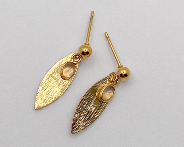 Paire de boucles d'oreilles avec une pierre d'agate grise. Ne noircit pas grâce à l'acier inoxydable. Elégante et fines.