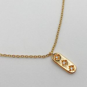 Elégant collier en acier inoxydable avec un pendentif orné de trois strass Swarovski. Résiste à l'eau, ne noircit pas, doré.