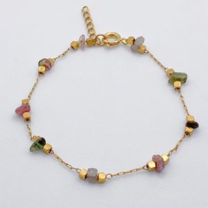 Chaîne et perles dorées à l'or fin, pierres semi-précieuses de tourmalines. Pierres, résiste à l'eau et ne noircit pas.