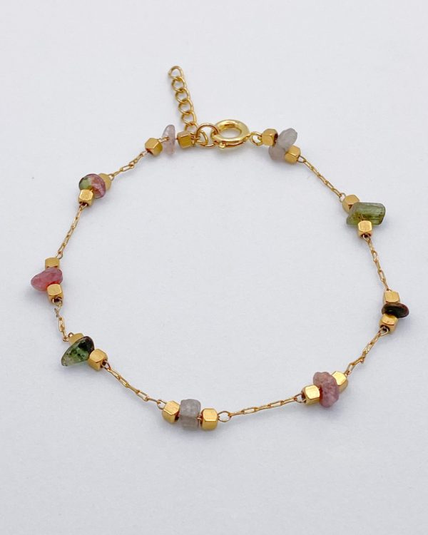 Chaîne et perles dorées à l'or fin, pierres semi-précieuses de tourmalines. Pierres, résiste à l'eau et ne noircit pas.