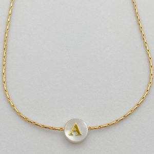 Bracelet fin et élégant en acier inoxydable doré avec perle de nacre lettrée. Résistant à l'eau grâce à l'acier inoxydable, doré et chic.