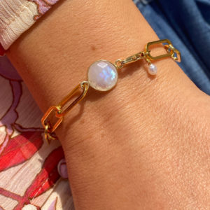 Bracelet en acier inoxydable avec une chaîne doré et des pierres semi-précieuses silimanite couleur rubis, silimanite couleur émeraude, pierre de lune et d'une perle de culture