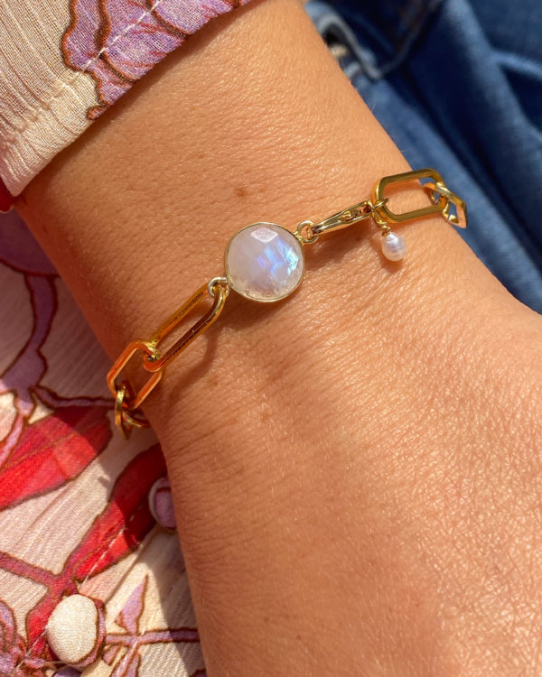 Bracelet en acier inoxydable avec une chaîne doré et des pierres semi-précieuses silimanite couleur rubis, silimanite couleur émeraude, pierre de lune et d'une perle de culture