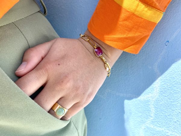 Bracelet en acier inoxydable avec une chaîne doré et des pierres semi-précieuses silimanite couleur rubis, silimanite couleur émeraude, pierre de lune et d'une perle de culture
