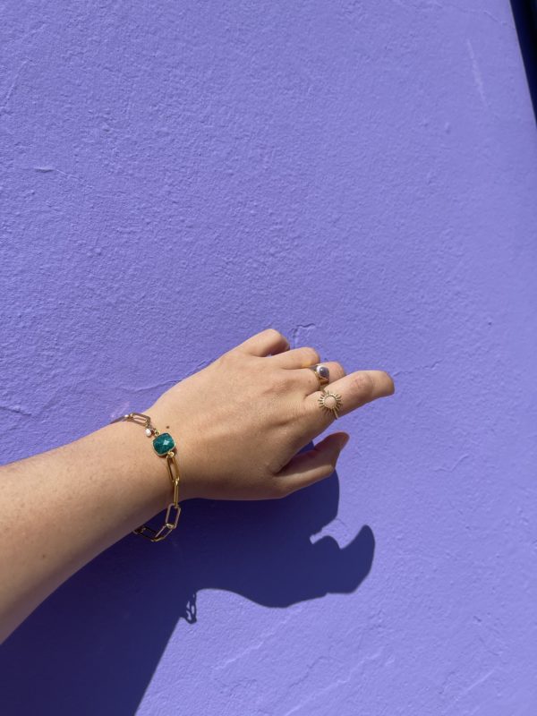 Bracelet en acier inoxydable avec une chaîne doré et des pierres semi-précieuses silimanite couleur rubis, silimanite couleur émeraude, pierre de lune et d'une perle de culture