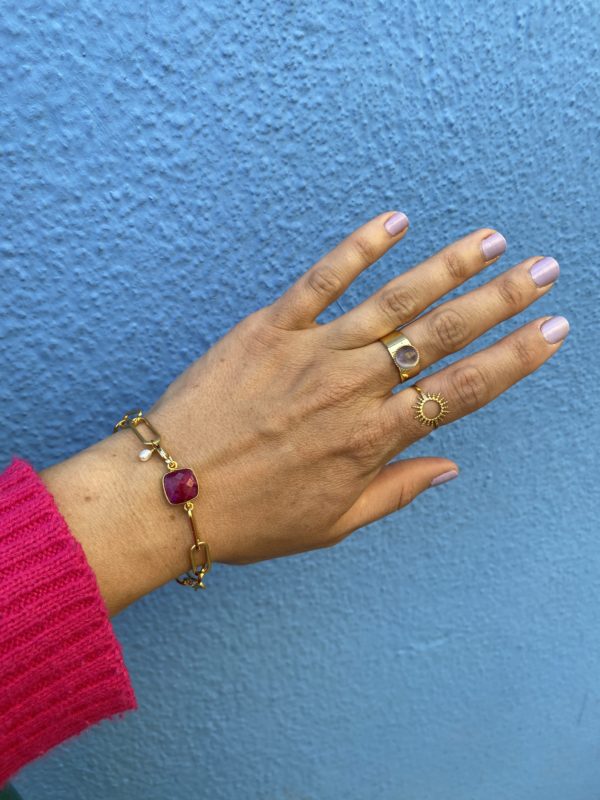 Bracelet en acier inoxydable avec une chaîne doré et des pierres semi-précieuses silimanite couleur rubis, silimanite couleur émeraude, pierre de lune et d'une perle de culture