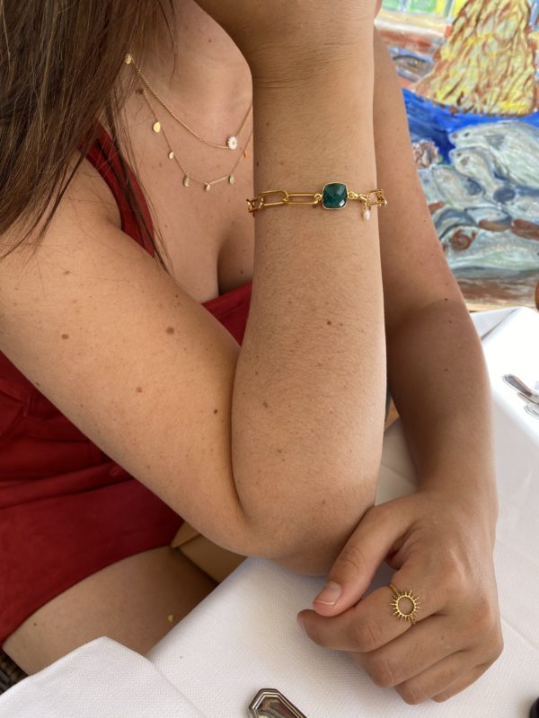 Bracelet en acier inoxydable avec une chaîne doré et des pierres semi-précieuses silimanite couleur rubis, silimanite couleur émeraude, pierre de lune et d'une perle de culture
