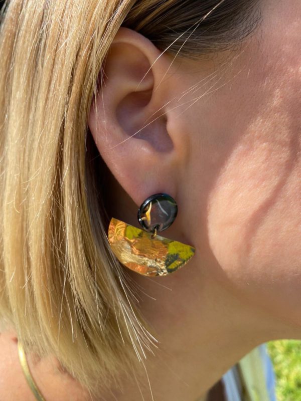 Paire de boucles d'oreilles graphiques avec un clou Terrazzo (acier) en acétate et d'une demi lune en métal froissé. Très Légères et fines.