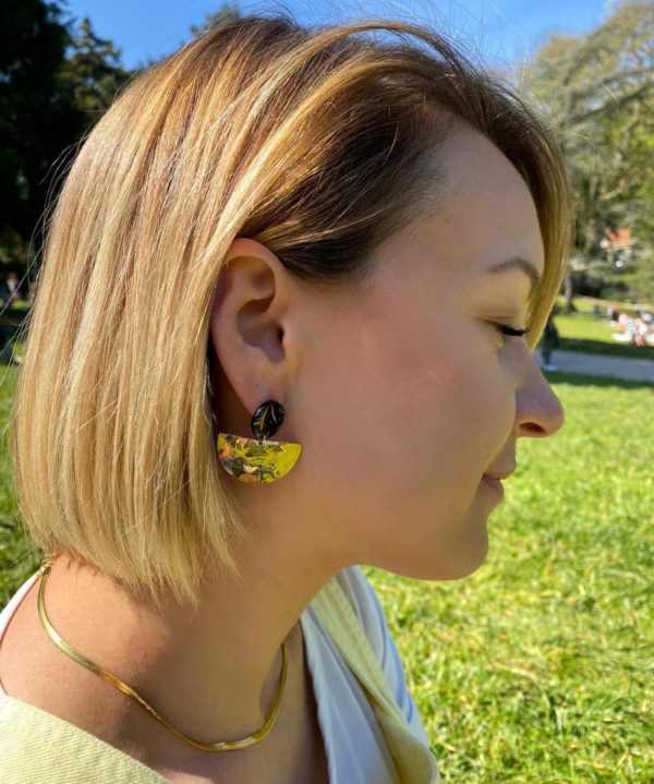 Paire de boucles d'oreilles graphiques avec un clou Terrazzo (acier) en acétate et d'une demi lune en métal froissé. Très Légères et fines.