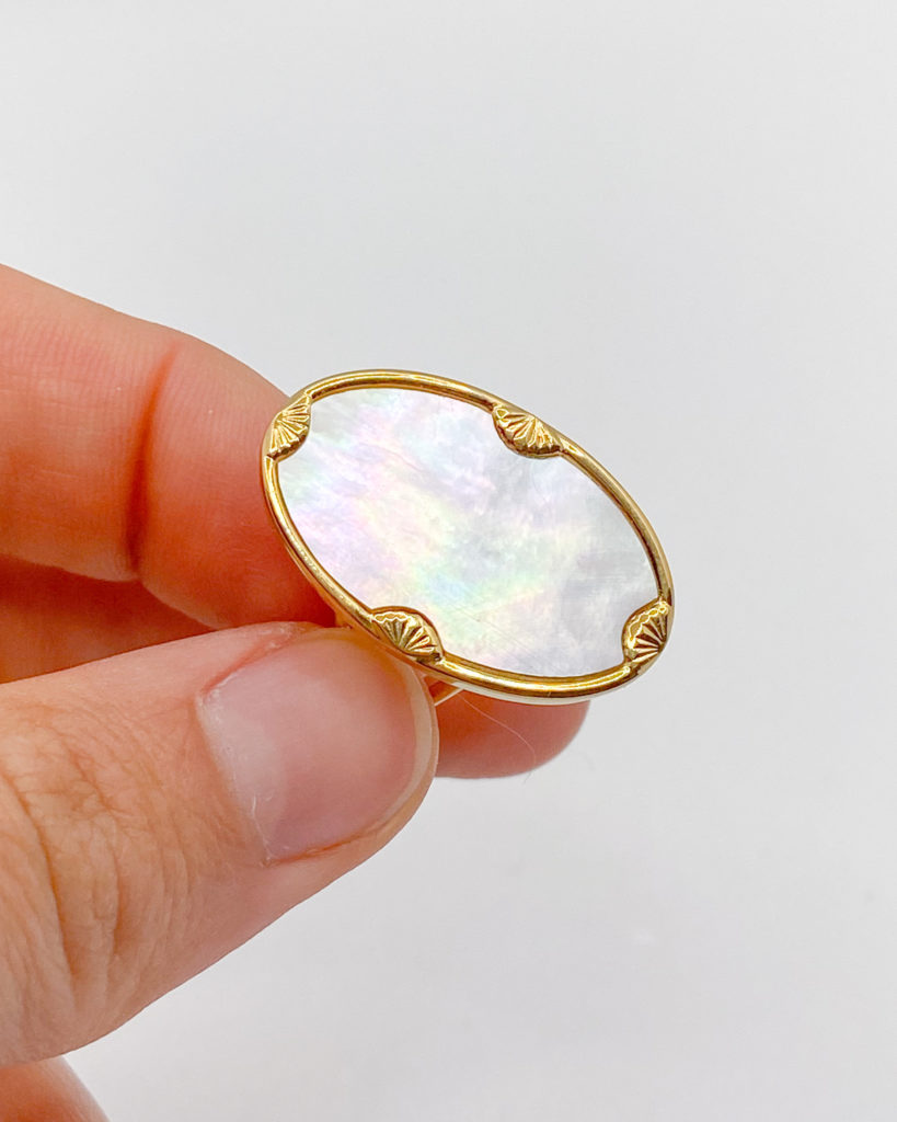 Bague réglable sur un plateau en acier inoxydable, une nacre blanche plate aux nuances incroyables,résiste à l'eau change selon la luminosité