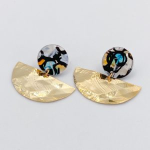 Paire de boucles d'oreilles graphiques avec un clou Terrazzo (acier) en acétate et d'une demi lune en métal froissé. Très Légères et fines.